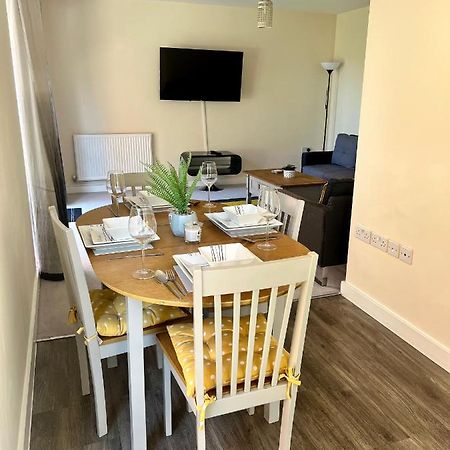 Spacious 2-Bedroom House With Free Parking Чатем Екстер'єр фото