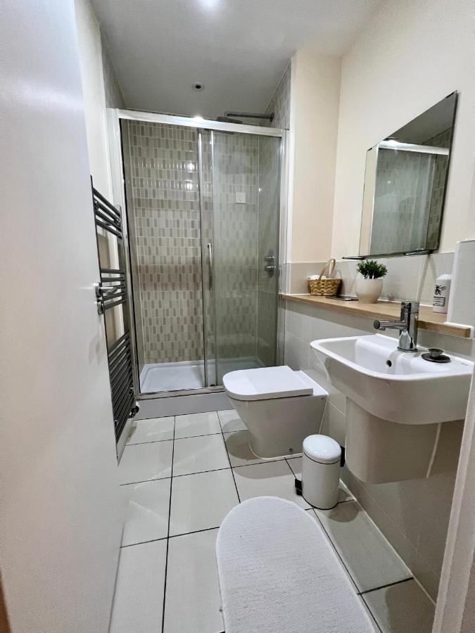 Spacious 2-Bedroom House With Free Parking Чатем Екстер'єр фото