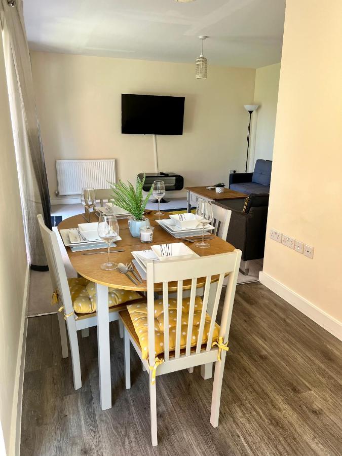 Spacious 2-Bedroom House With Free Parking Чатем Екстер'єр фото