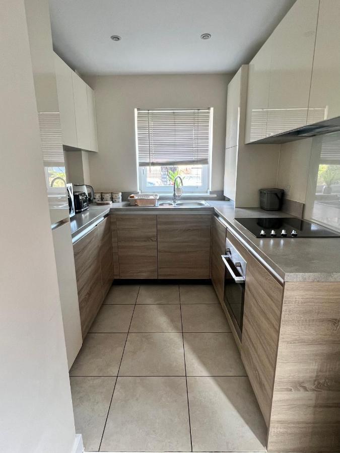 Spacious 2-Bedroom House With Free Parking Чатем Екстер'єр фото
