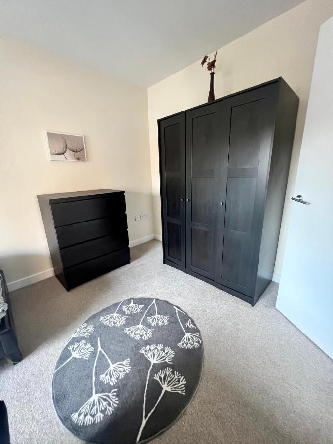 Spacious 2-Bedroom House With Free Parking Чатем Екстер'єр фото