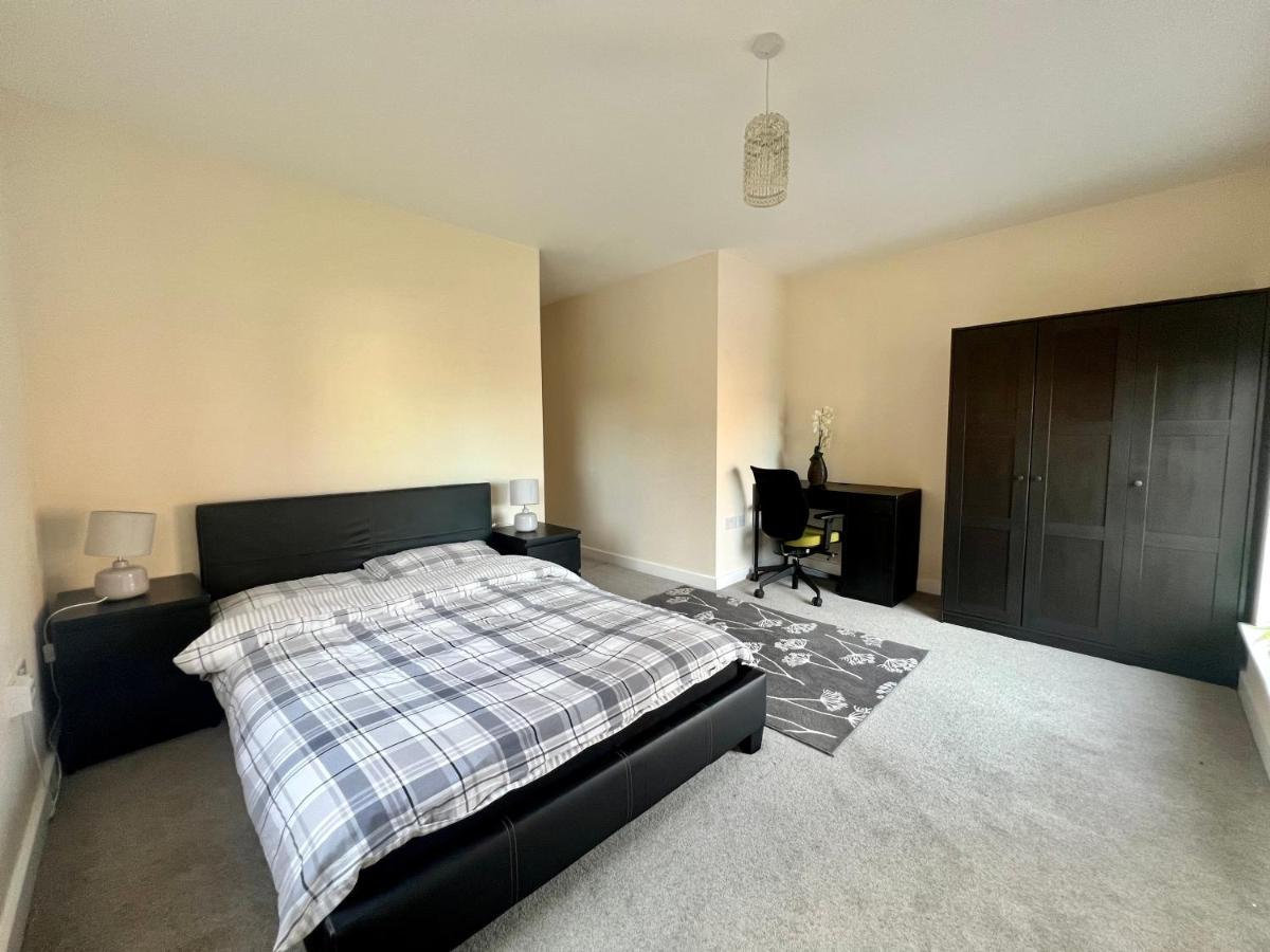 Spacious 2-Bedroom House With Free Parking Чатем Екстер'єр фото
