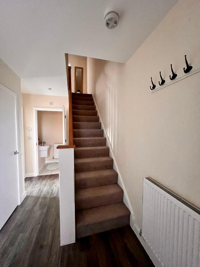 Spacious 2-Bedroom House With Free Parking Чатем Екстер'єр фото